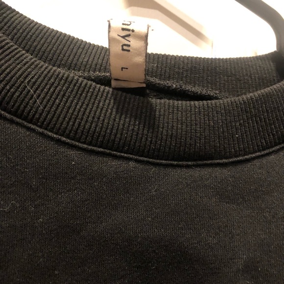 Large Amazon Black Cropped Sweater with Exposed Seam - Picture 4 of 4